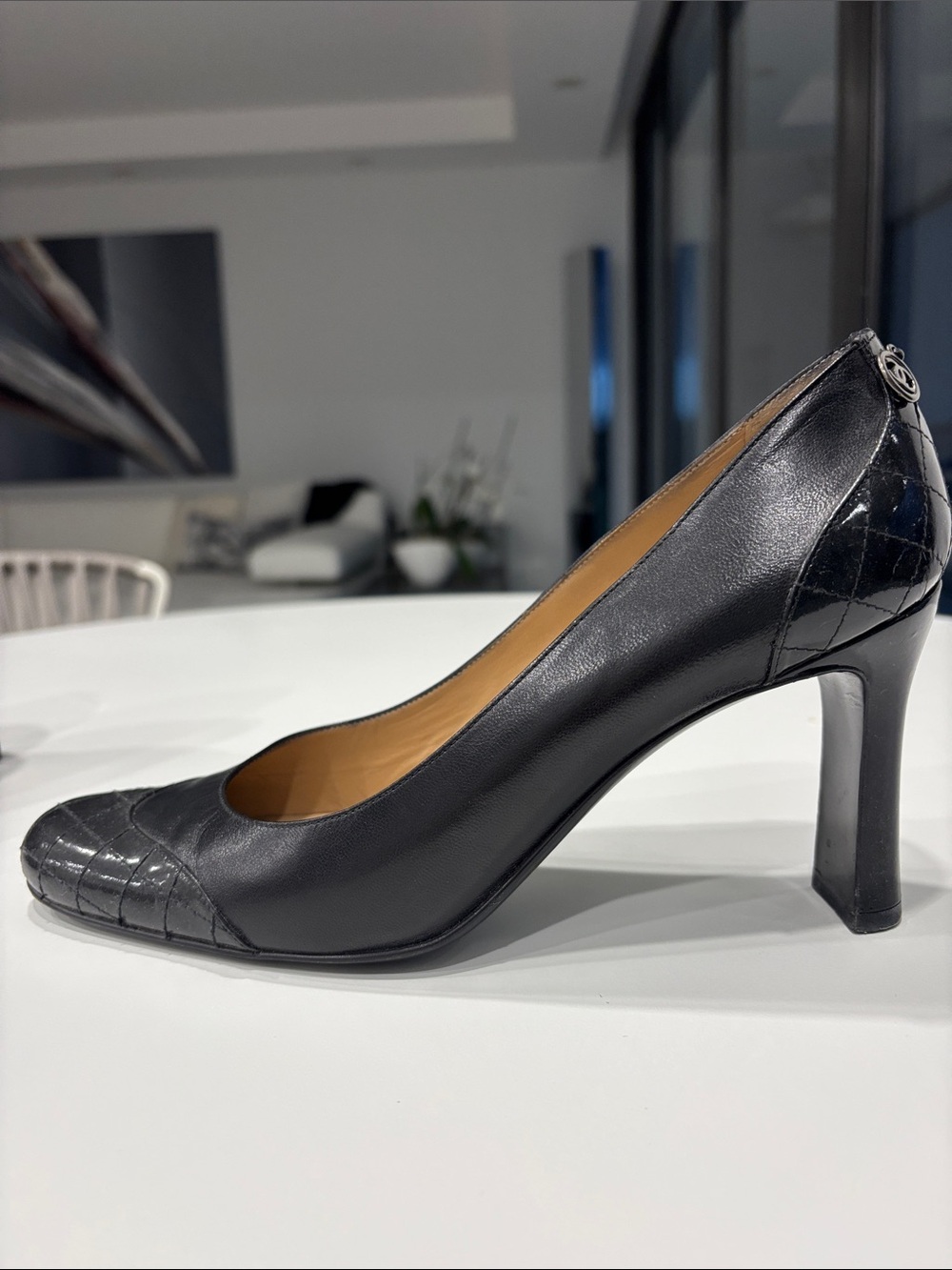 Vintage Chanel pumps Black leather/patent leather. Chanel logo on back of shoe. - Picture 3 of 10